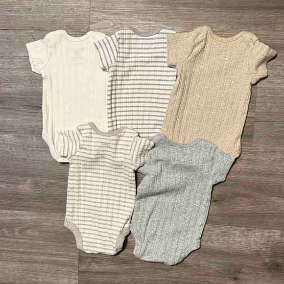 Newborn Neutral Onesie Bundle - Picture 3 of 5